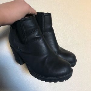 Boohoo Heeled Ankle Chelsea Black Boots 🦇